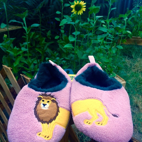 Pink Fuzzy Oooh Jeez! Lion Leo Slippers - Picture 3 of 10